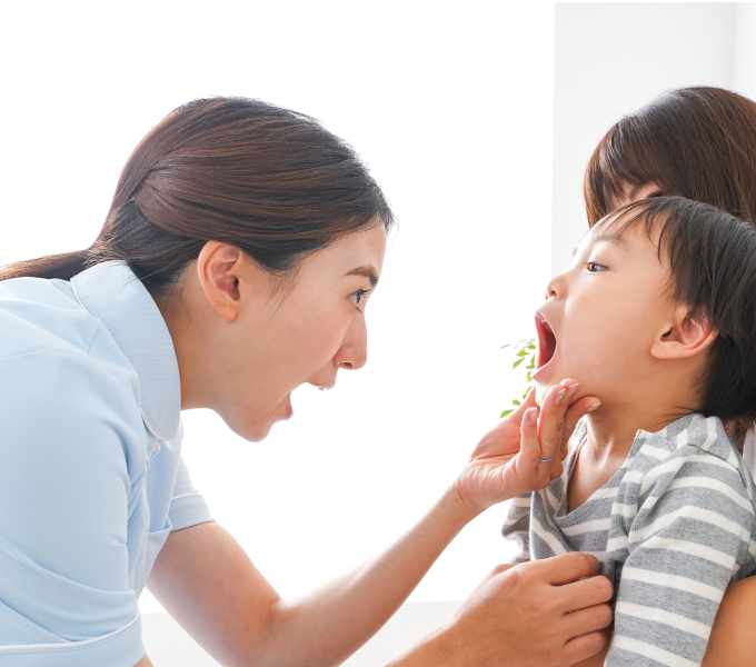 小さい男の子の歯をチェックしている様子